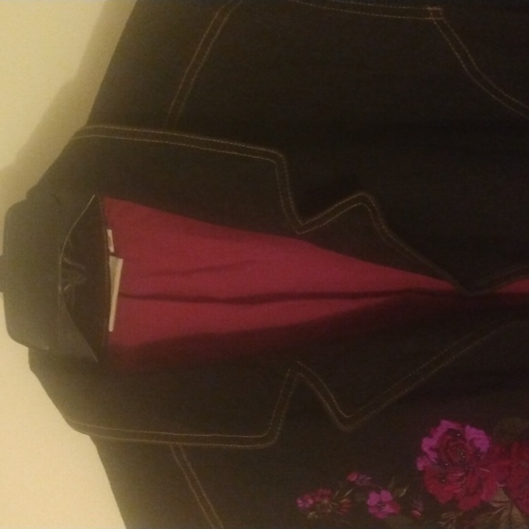 Stylish denim jacket size 2X.  Beautiful fuchsia lining. - Picture 2 of 13